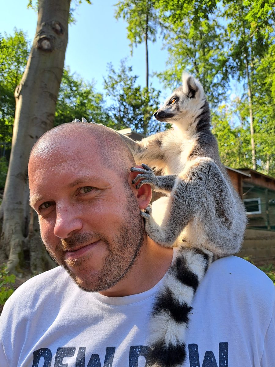 Marcus Peters mit einem Katta auf der Schulter